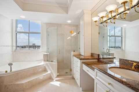 Condo in Bay Harbor Islands, Florida, 2 bedrooms  № 1973876 - photo 14