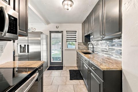 Villa ou maison à vendre à Tampa, Floride: 3 chambres, 100.98 m2 № 2433586 - photo 13