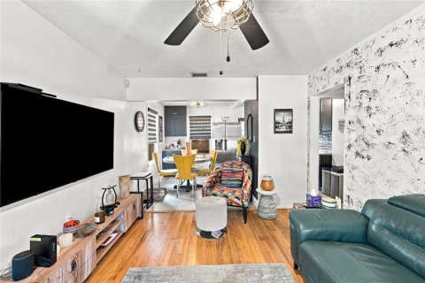 Villa ou maison à vendre à Tampa, Floride: 3 chambres, 100.98 m2 № 2433586 - photo 7