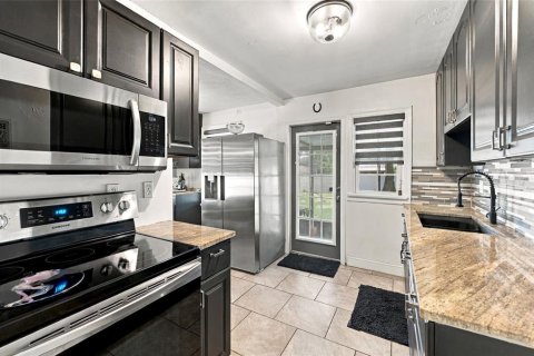 Villa ou maison à vendre à Tampa, Floride: 3 chambres, 100.98 m2 № 2433586 - photo 11