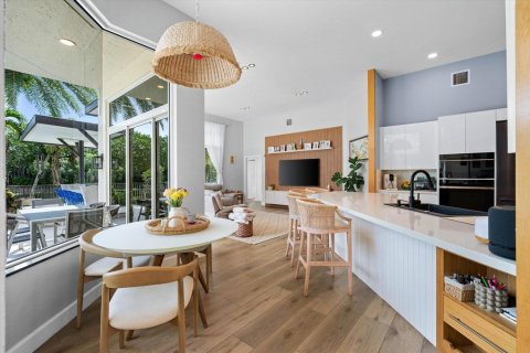 Villa ou maison à vendre à Weston, Floride: 5 chambres, 334.17 m2 № 2370226 - photo 12