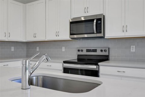 House in Tavares, Florida 4 bedrooms, 196.02 sq.m. № 1675424 - photo 12