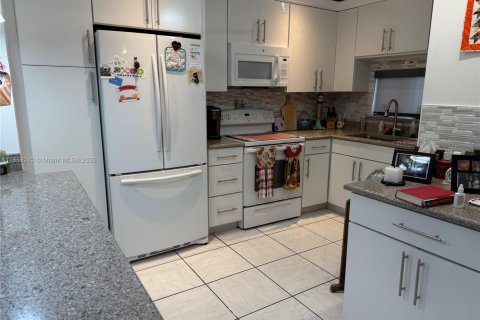 Снять в аренду кондоминиум в Пемброк-Пайнс, Флорида 2 спальни, 108.7м2, № 1886527 - фото 3