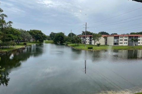 Кондоминиум с 2 спальнями в Пемброк-Пайнс, Флорида № 1886527