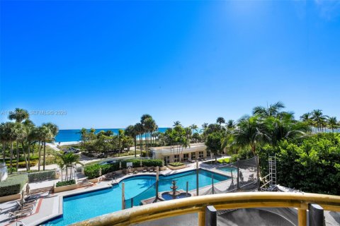 Купить кондоминиум в Бэл-Харбор, Флорида 3 спальни, 300.07м2, № 2021894 - фото 28