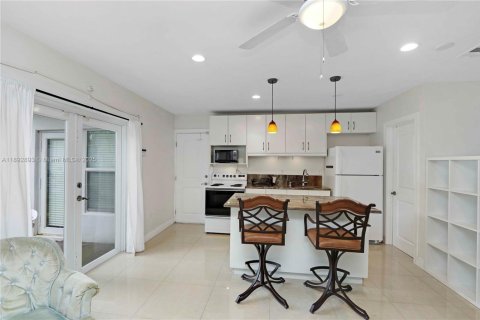 Propiedad comercial en alquiler en Miami, Florida, 27.87 m2 № 1946507 - foto 4
