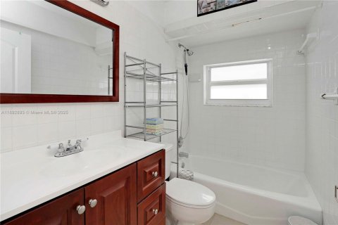 Propiedad comercial en alquiler en Miami, Florida, 27.87 m2 № 1946507 - foto 10