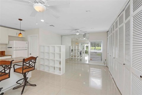 Propiedad comercial en alquiler en Miami, Florida, 27.87 m2 № 1946507 - foto 6