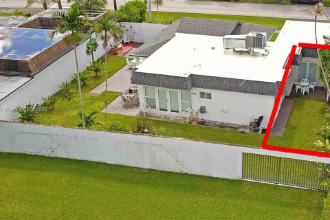 Propiedad comercial en alquiler en Miami, Florida, 27.87 m2 № 1946507 - foto 12