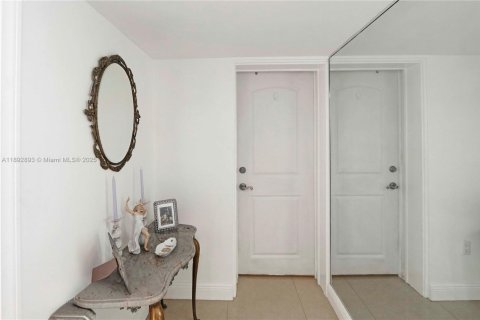 Propiedad comercial en alquiler en Miami, Florida, 27.87 m2 № 1946507 - foto 3