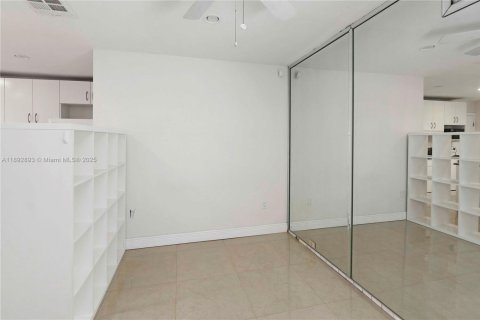 Propiedad comercial en alquiler en Miami, Florida, 27.87 m2 № 1946507 - foto 8