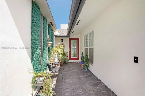Propiedad comercial en alquiler en Miami, Florida, 27.87 m2 № 1946507 - foto 2