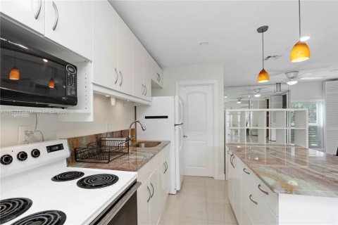 Propiedad comercial en alquiler en Miami, Florida, 27.87 m2 № 1946507 - foto 7