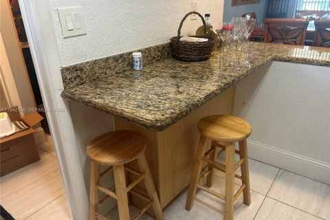 Condo in Pembroke Pines, Florida, 1 bedroom  № 2244408 - photo 8