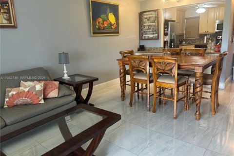 Condo in Pembroke Pines, Florida, 1 bedroom  № 2244408 - photo 3