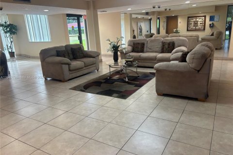 Condo in Pembroke Pines, Florida, 1 bedroom  № 2244408 - photo 27