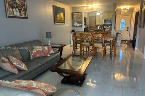 Condo in Pembroke Pines, Florida, 1 bedroom  № 2244408 - photo 2