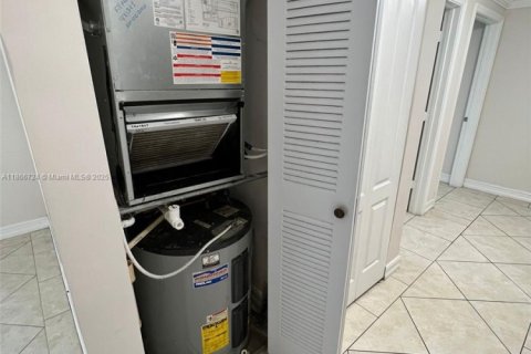 Condominio en alquiler en Miami, Florida, 2 dormitorios, 87.51 m2 № 1979337 - foto 10