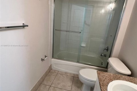 Condominio en alquiler en Miami, Florida, 2 dormitorios, 87.51 m2 № 1979337 - foto 14