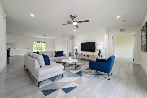 House in Lehigh Acres, Florida 4 bedrooms № 2001568 - photo 10