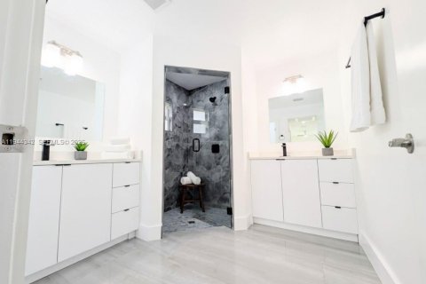 House in Lehigh Acres, Florida 4 bedrooms № 2001568 - photo 11