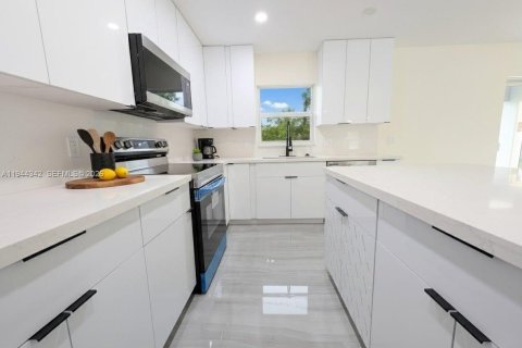 House in Lehigh Acres, Florida 4 bedrooms № 2001568 - photo 8