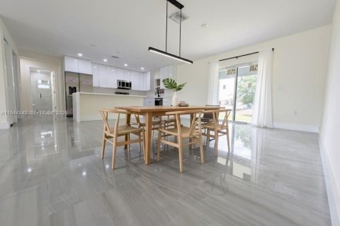 House in Lehigh Acres, Florida 4 bedrooms № 2001568 - photo 6