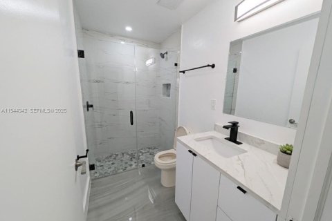 House in Lehigh Acres, Florida 4 bedrooms № 2001568 - photo 4