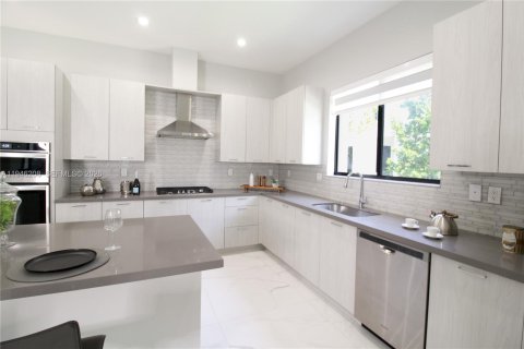 Снять в аренду виллу или дом в Дорал, Флорида 4 спальни, 265.98м2, № 2002566 - фото 7