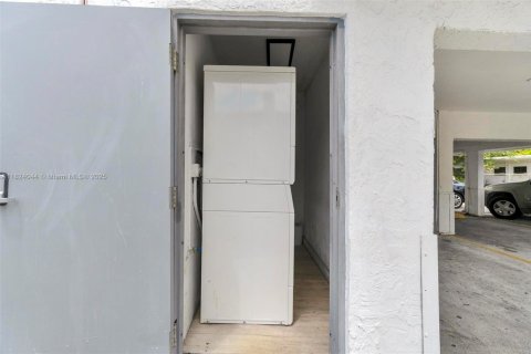 Condominio en alquiler en Miami, Florida, 1 dormitorio, 1473.06 m2 № 1790924 - foto 14