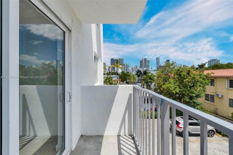 Condominio en alquiler en Miami, Florida, 1 dormitorio, 1473.06 m2 № 1790924 - foto 7