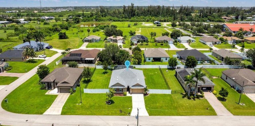 Villa ou maison à Cape Coral, Floride 4 chambres, 215.44 m2 № 1845265