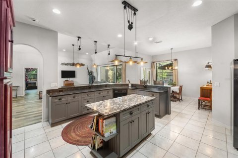 House in Lutz, Florida 4 bedrooms, 274.43 sq.m. № 2117626 - photo 9