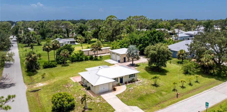 House in Englewood, Florida 2 bedrooms, 107.4 sq.m. № 1847905