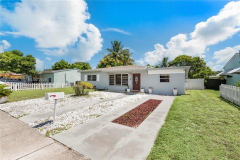 Villa ou maison à North Miami Beach, Floride 3 chambres, 103.12 m2 № 2409390