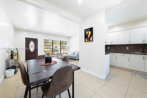 Villa ou maison à vendre à North Miami Beach, Floride: 3 chambres, 103.12 m2 № 2409390 - photo 4