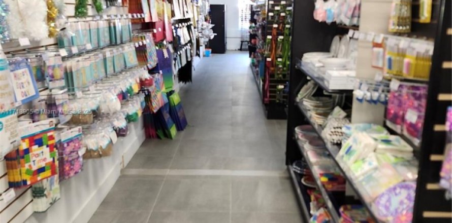 Commercial property in Plantation, Florida № 1984930