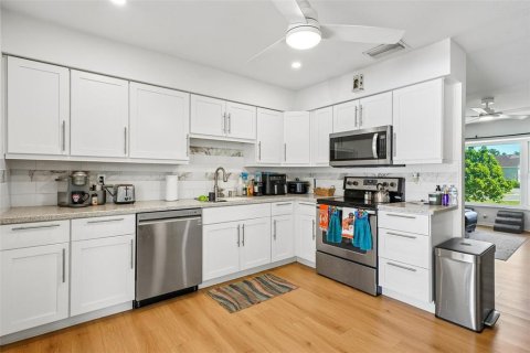 Immobilier commercial à vendre à Saint Petersburg, Floride: 4 chambres, 158.31 m2 № 2430516 - photo 4