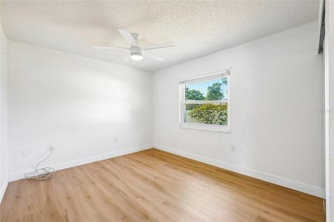 Immobilier commercial à vendre à Saint Petersburg, Floride: 4 chambres, 158.31 m2 № 2430516 - photo 10