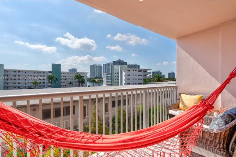 Condominio en venta en Hallandale Beach, Florida, 2 dormitorios, 101.45 m2 № 2028797 - foto 7
