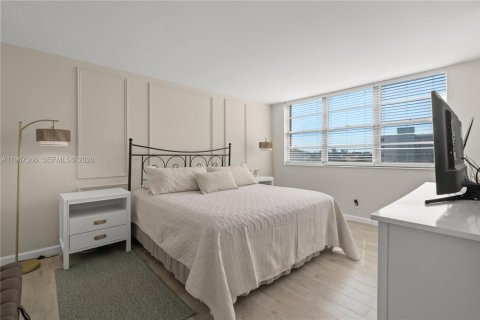 Condominio en venta en Hallandale Beach, Florida, 2 dormitorios, 101.45 m2 № 2028797 - foto 28