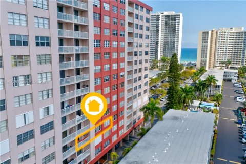 Condominio en venta en Hallandale Beach, Florida, 2 dormitorios, 101.45 m2 № 2028797 - foto 11