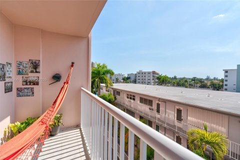 Condominio en venta en Hallandale Beach, Florida, 2 dormitorios, 101.45 m2 № 2028797 - foto 8
