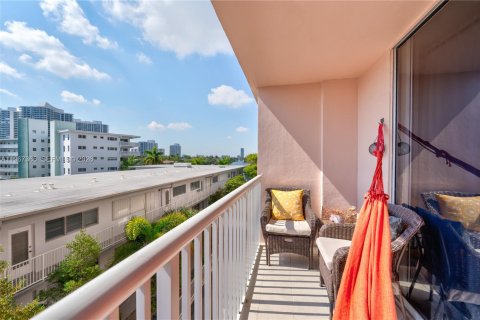 Condominio en venta en Hallandale Beach, Florida, 2 dormitorios, 101.45 m2 № 2028797 - foto 13