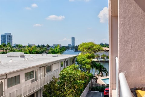 Condominio en venta en Hallandale Beach, Florida, 2 dormitorios, 101.45 m2 № 2028797 - foto 17