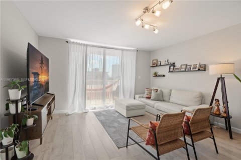 Condominio en venta en Hallandale Beach, Florida, 2 dormitorios, 101.45 m2 № 2028797 - foto 5