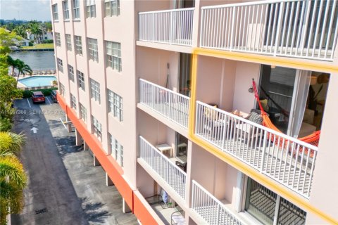 Condominio en venta en Hallandale Beach, Florida, 2 dormitorios, 101.45 m2 № 2028797 - foto 15
