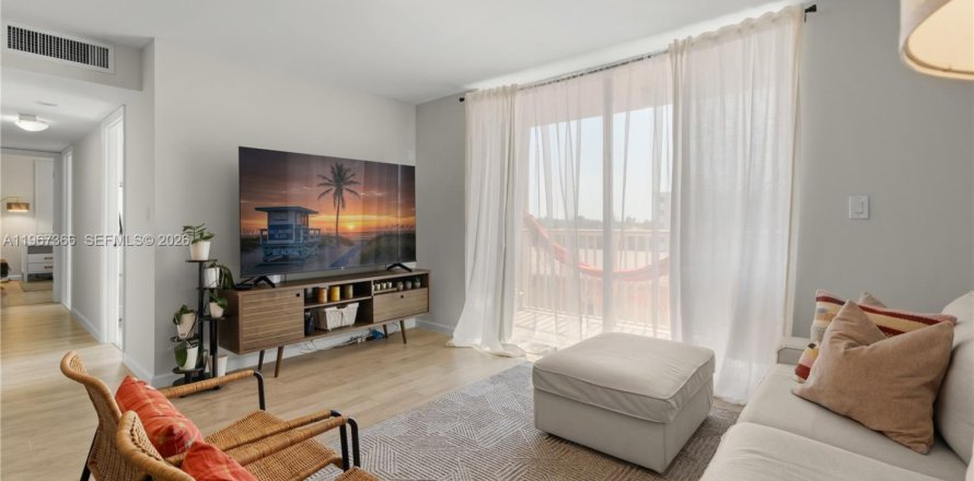 Condominio en Hallandale Beach, Florida, 2 dormitorios  № 2028797