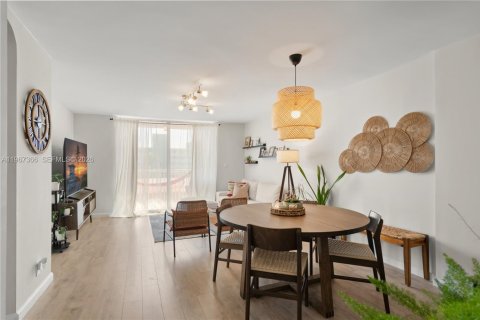 Condominio en venta en Hallandale Beach, Florida, 2 dormitorios, 101.45 m2 № 2028797 - foto 3