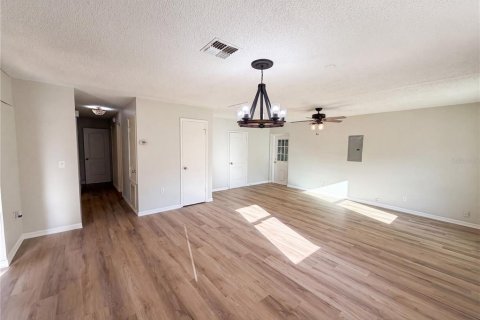 House in Orange City, Florida 3 bedrooms, 123.19 sq.m. № 2239489 - photo 8